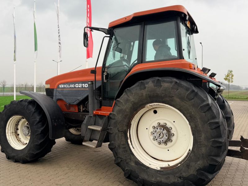New Holland G 210