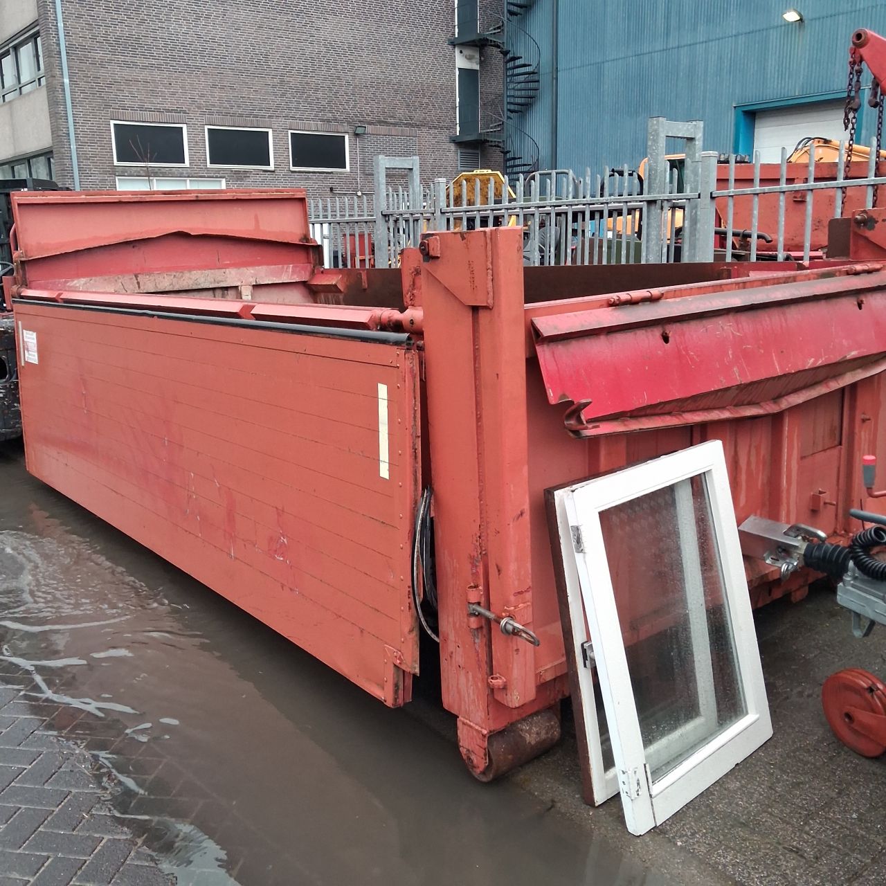 Container met Afdekluiken.