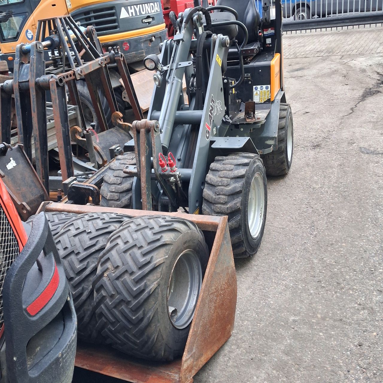 Giant 332 Minishovel.