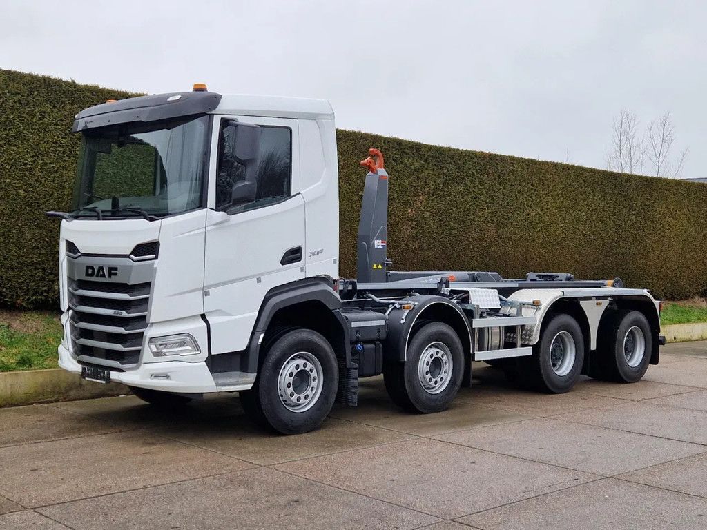 DAF XF 530 8x4 WSG met 30-tons VDL 660 S haakarm systeem