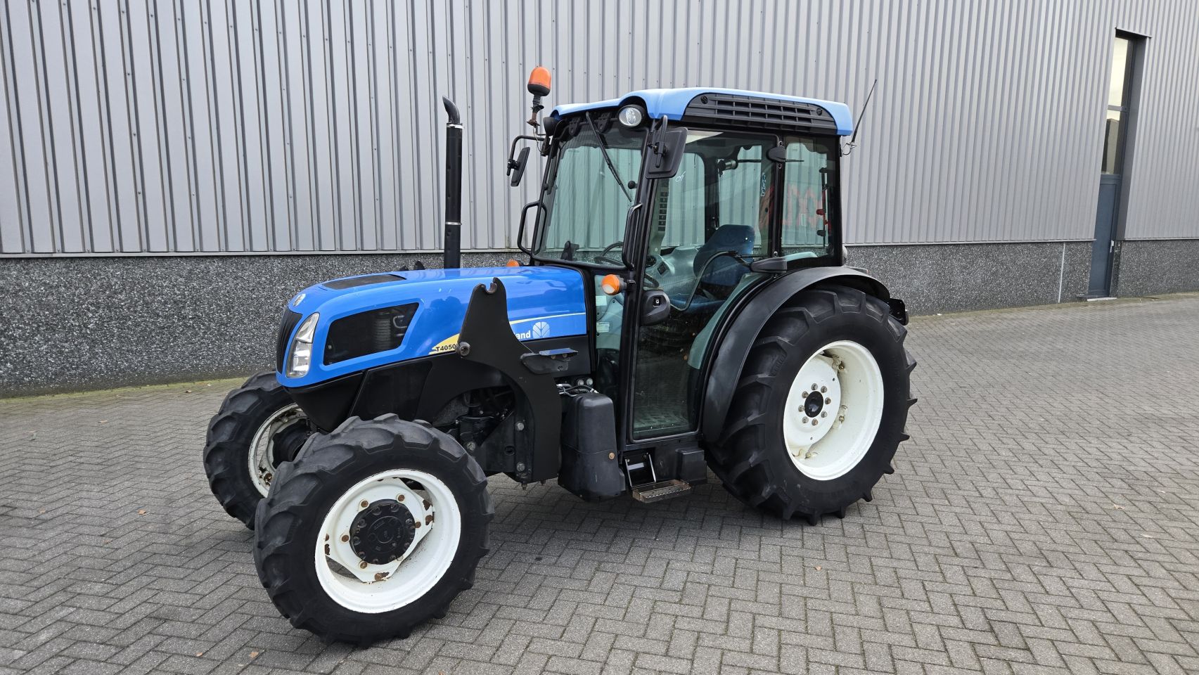 New Holland T4050F
