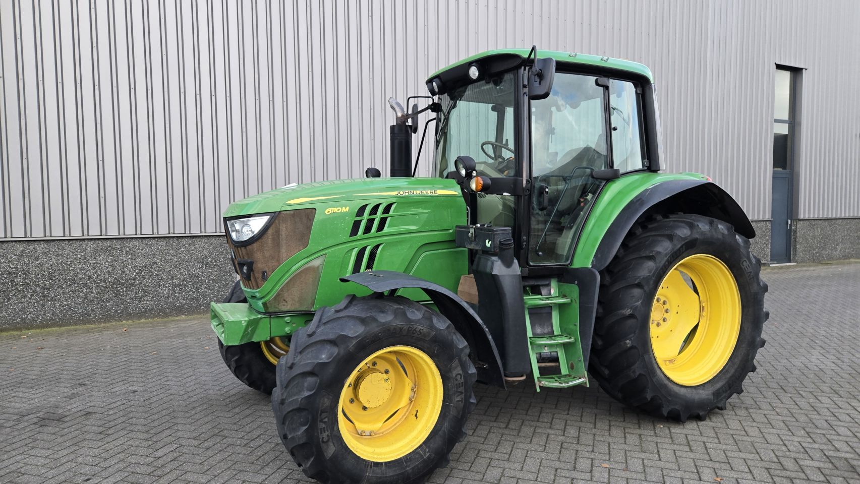 2017 John Deere 6110M