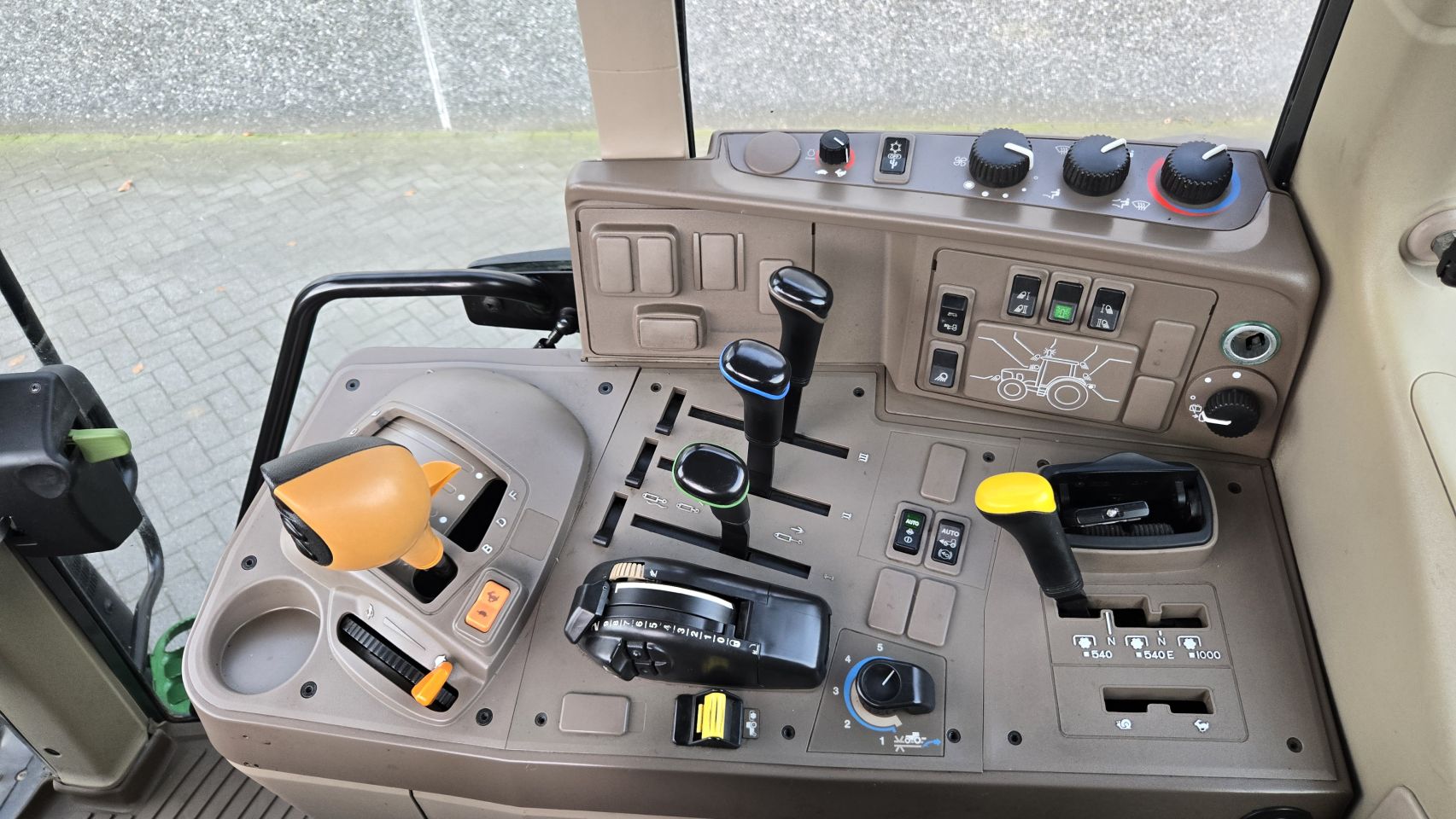 2017 John Deere 6110M