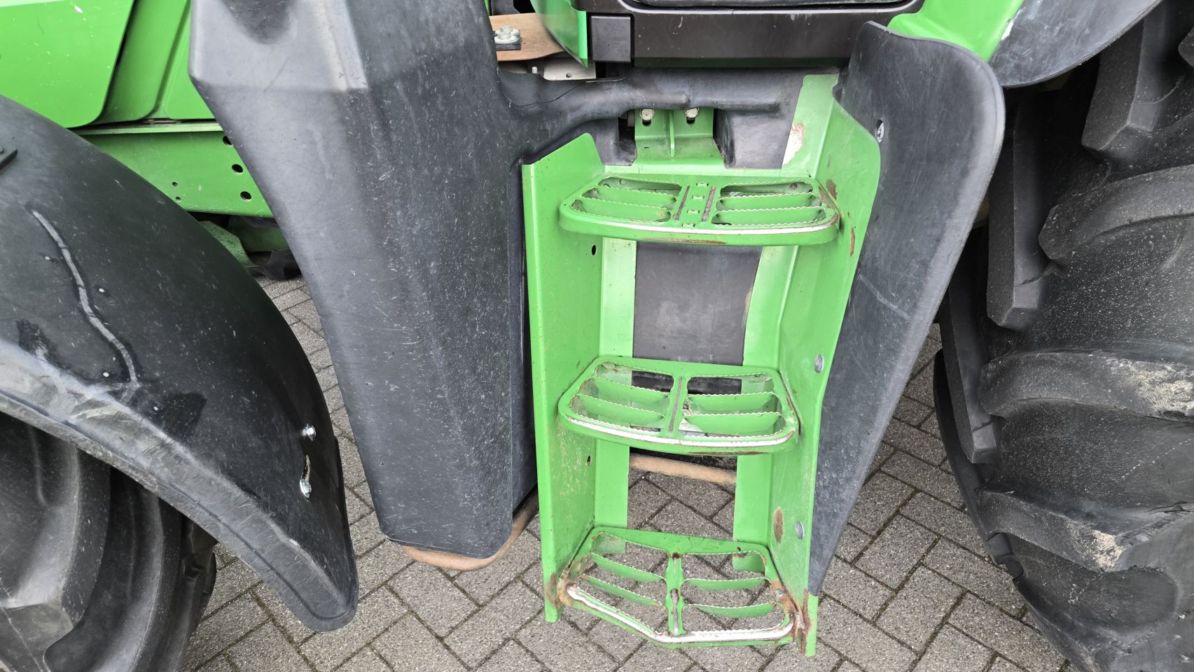 2017 John Deere 6110M