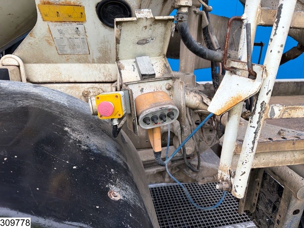 Mercedes Axor 4x2, Manual transmission, Leaf spring suspension