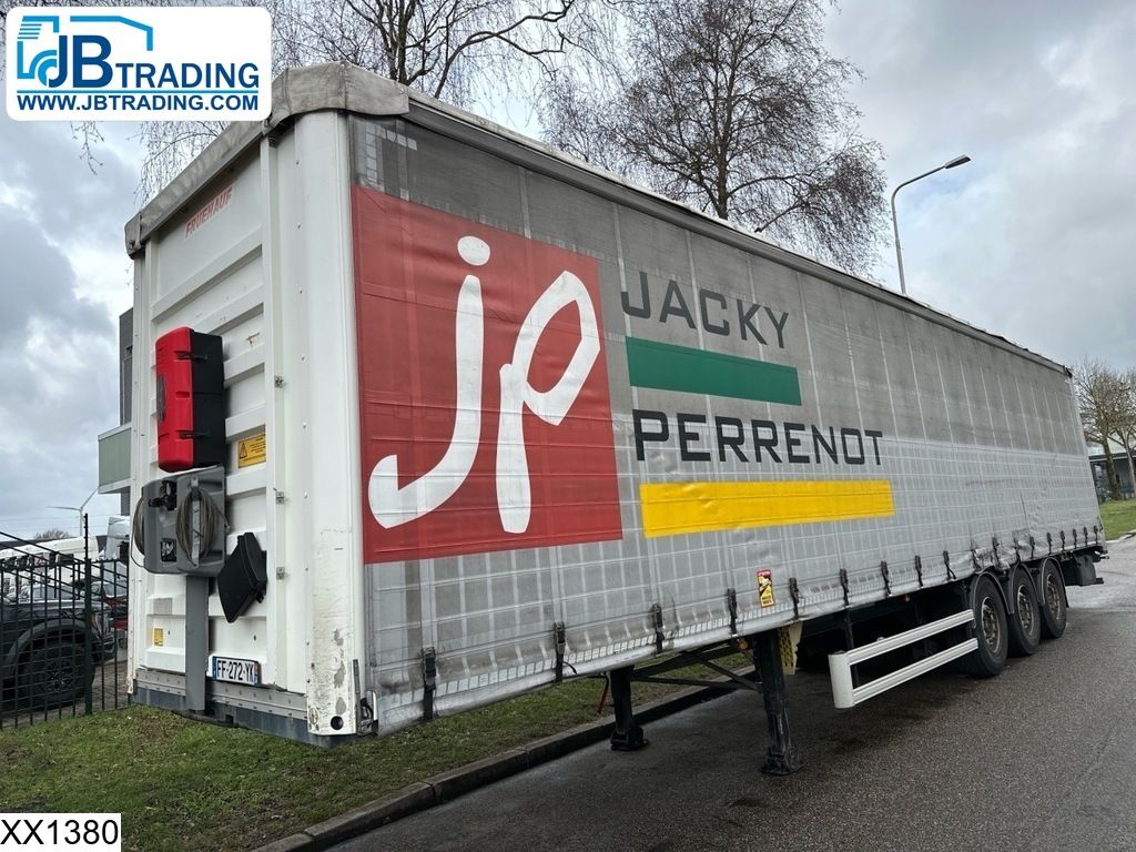 Fruehauf Tautliner Lift axle