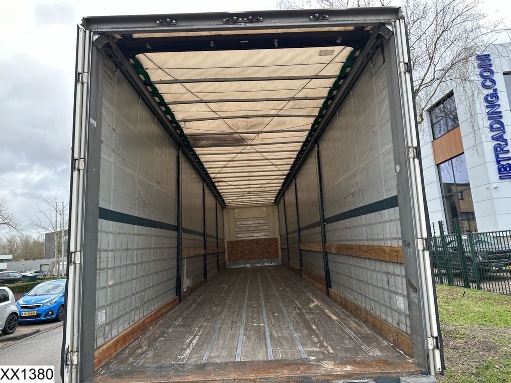 Fruehauf Tautliner Lift axle