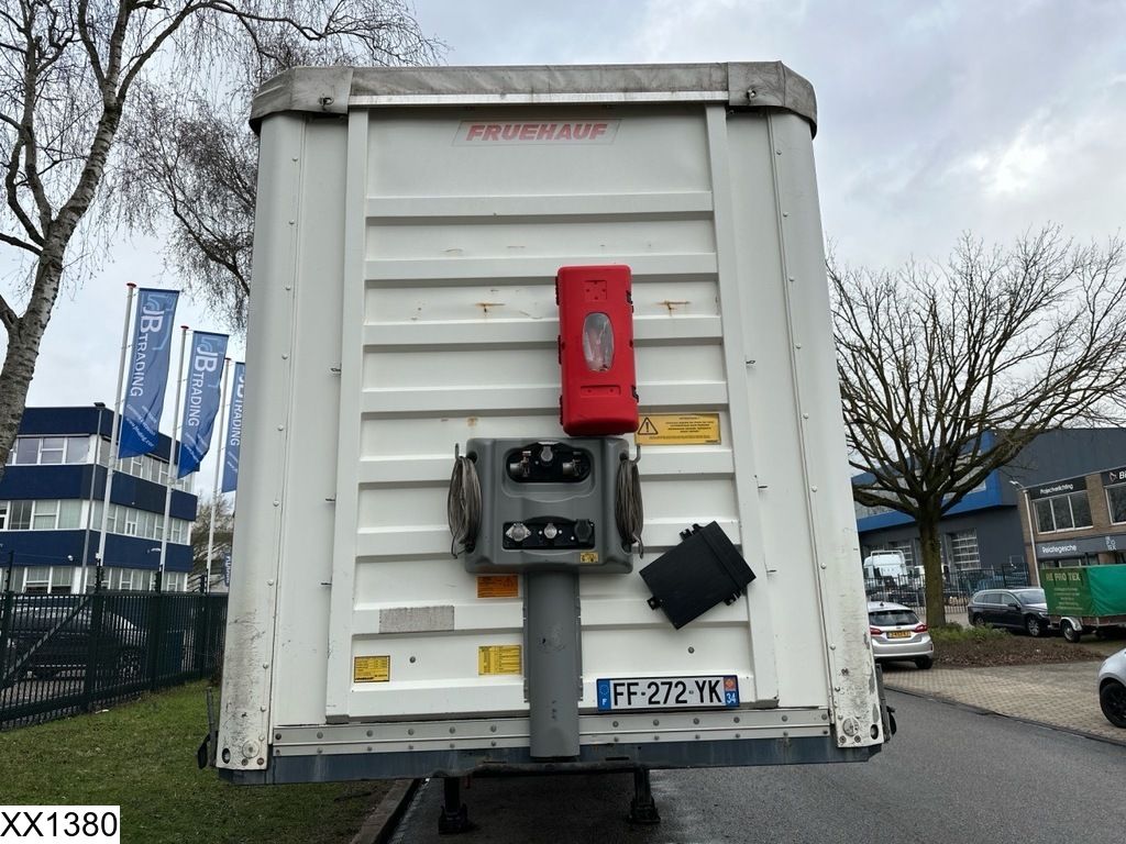 Fruehauf Tautliner Lift axle