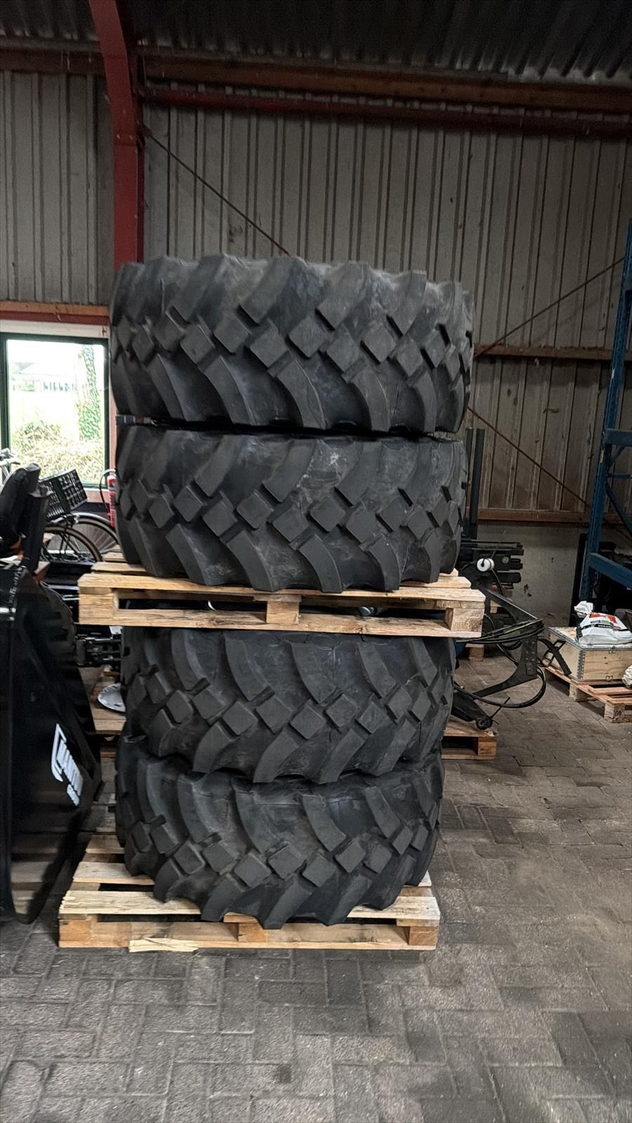 Roterende verreiker velgen + banden 445/65 R22,5