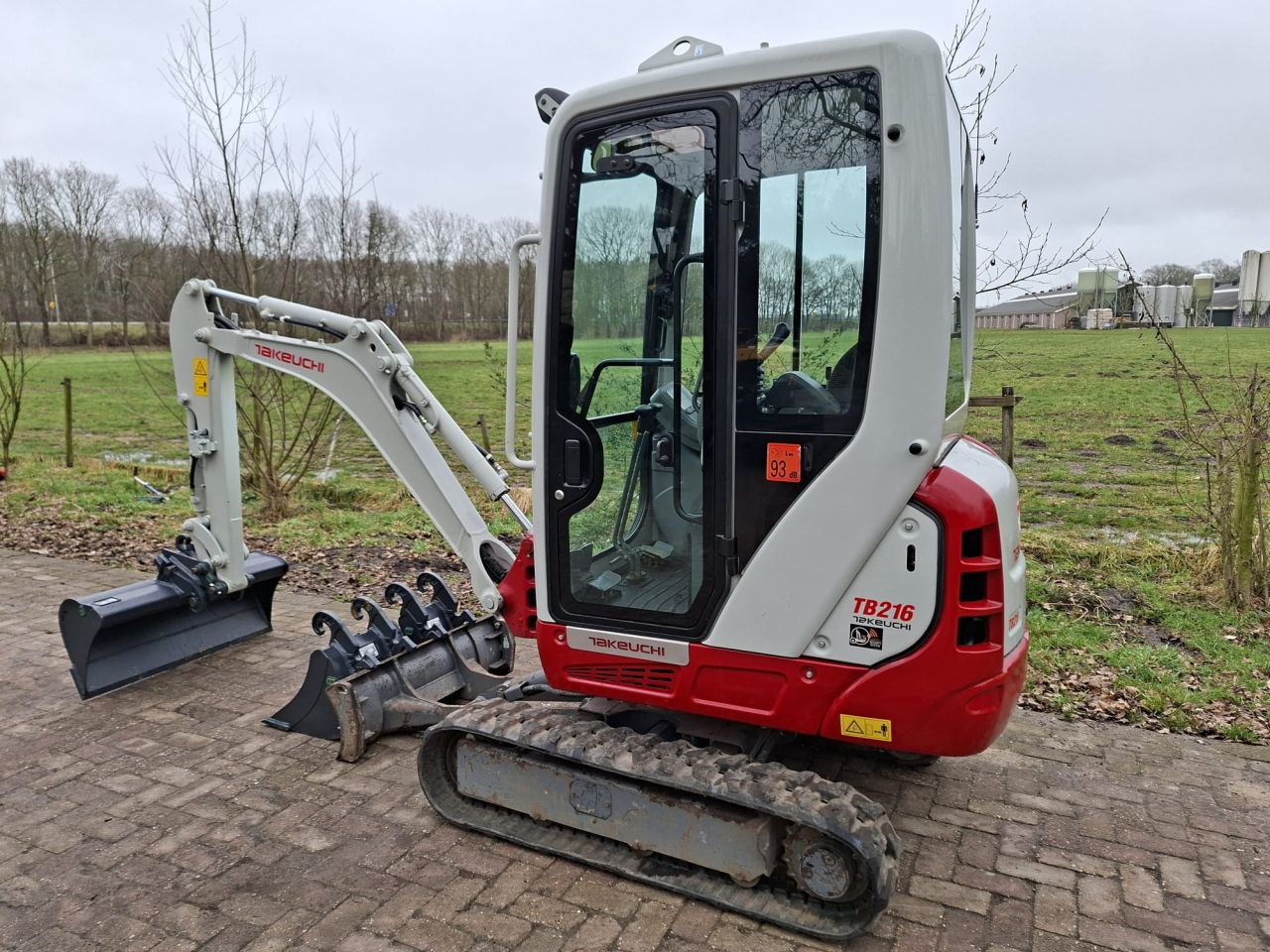 Takeuchi TB216 | bj2022 | 828uur | 3 bakken