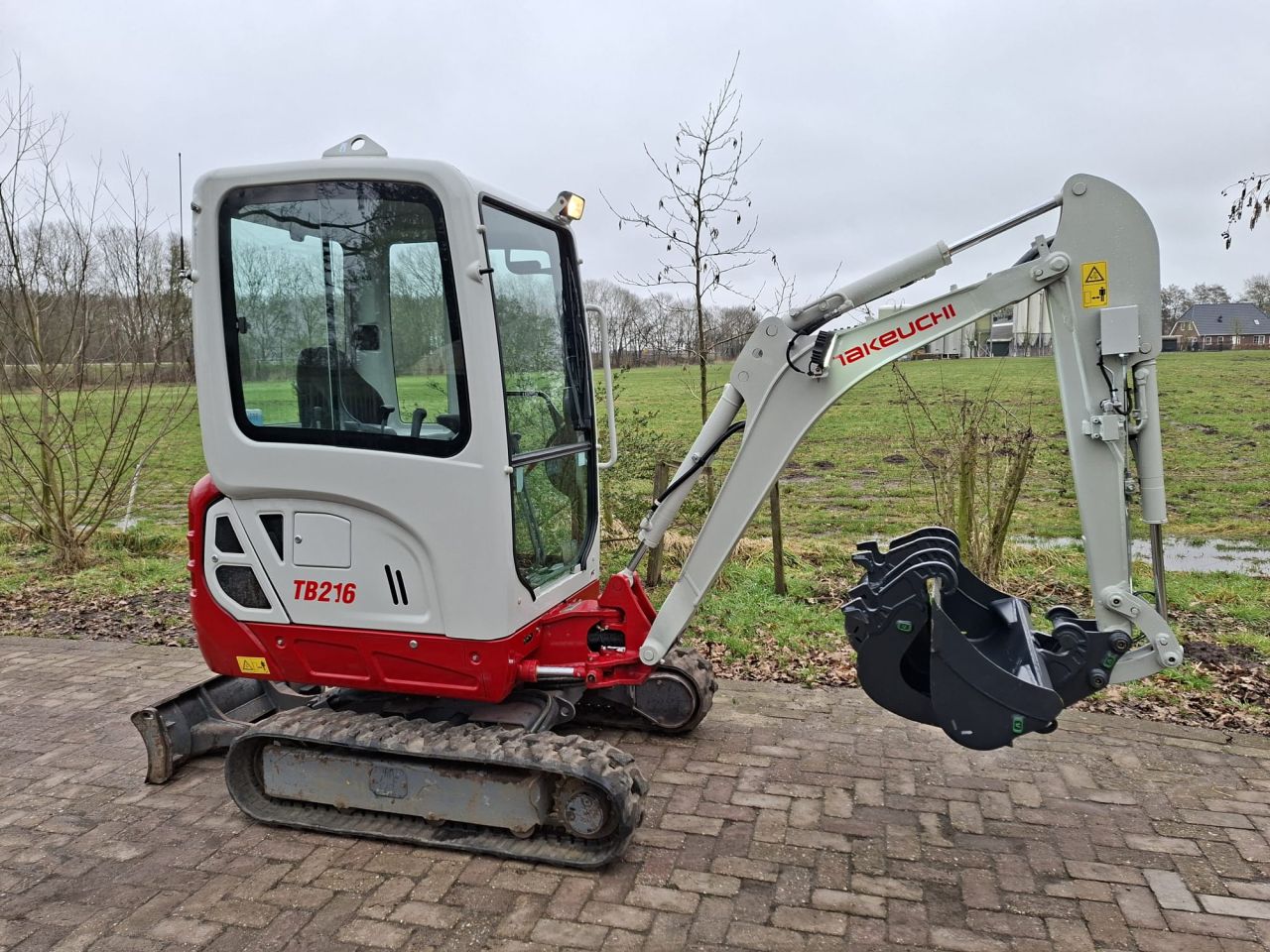 Takeuchi TB216 | bj2022 | 828uur | 3 bakken