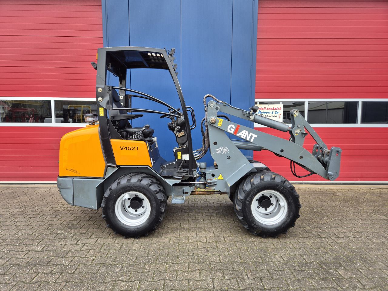 GIANT V452T SHOVEL MET KUBOTA 45PK BOUWJAAR 2013 EN KENTEKEN