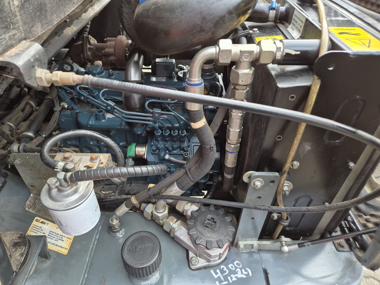 GIANT V452T SHOVEL MET KUBOTA 45PK BOUWJAAR 2013 EN KENTEKEN