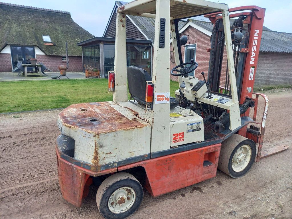 Forklift Nissan FD25 Diesel 2350kg 3.3m 1992