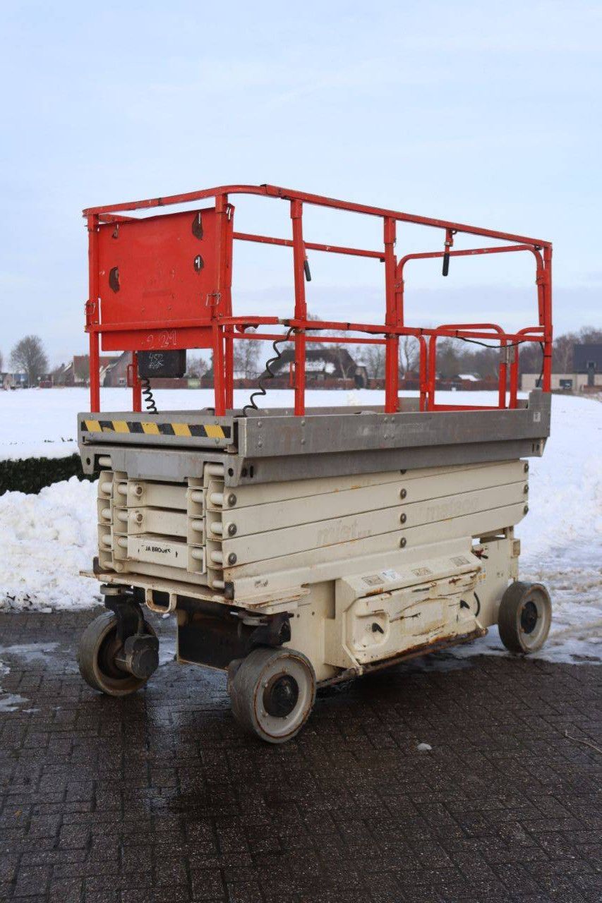 JLG 2646ES Electric Scissor Lift 9.92m 2014