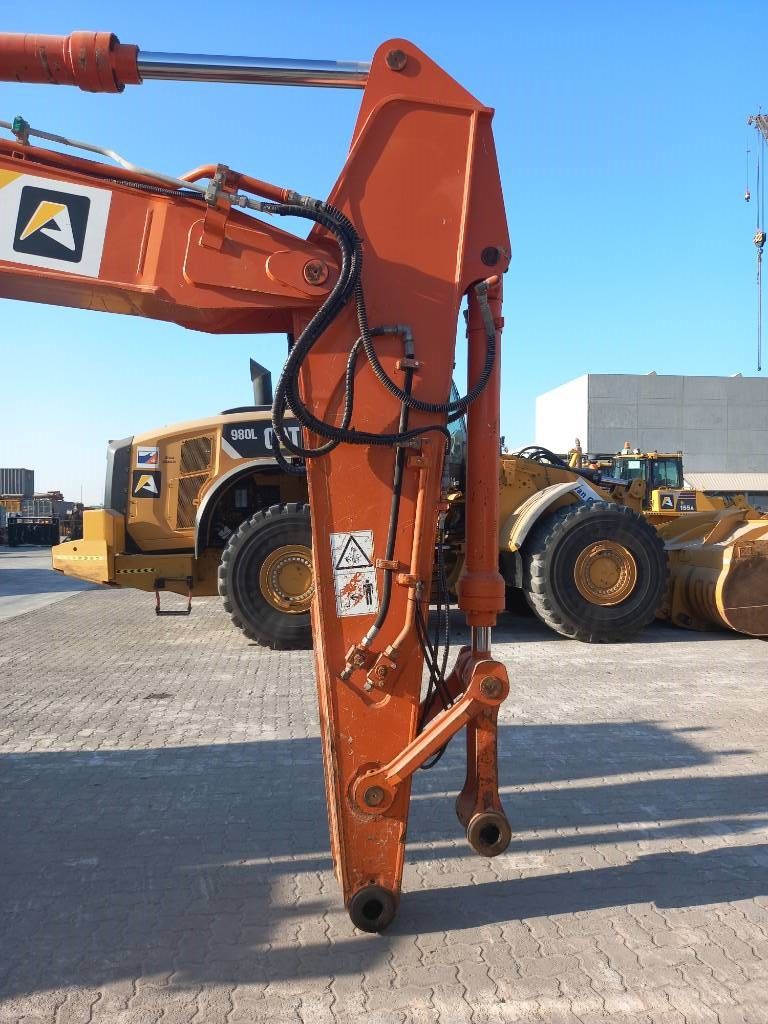 Hitachi ZX220LC (Abu Dhabi)