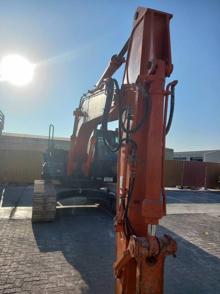 Hitachi ZX220LC (Abu Dhabi)