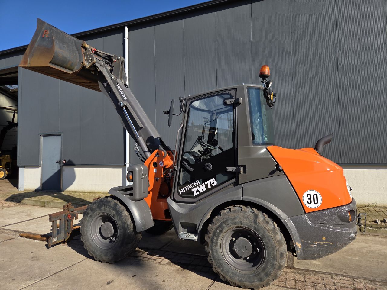 Hitachi ZW75 shovel 1212uur 30km
