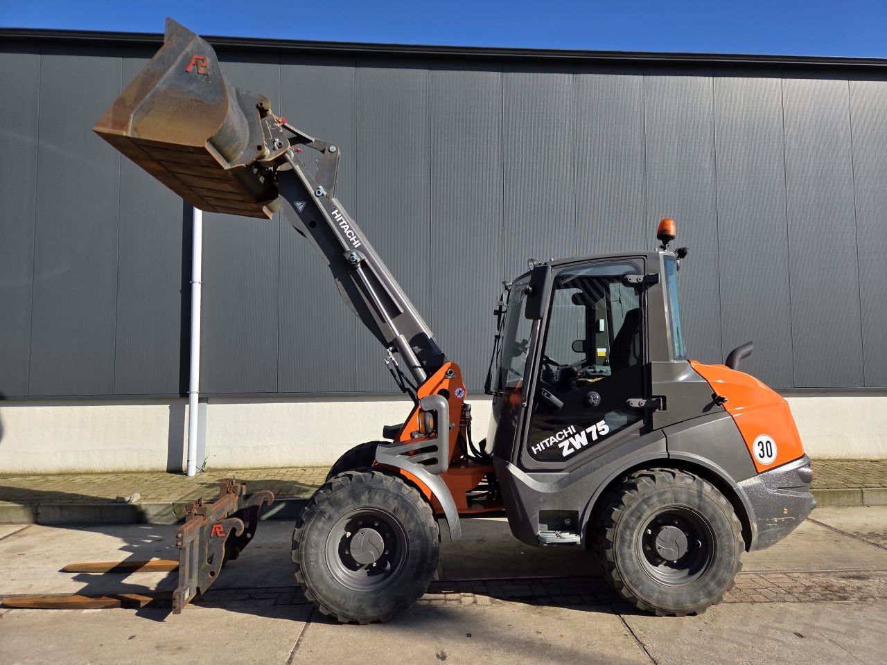 Hitachi ZW75 shovel 1212uur 30km