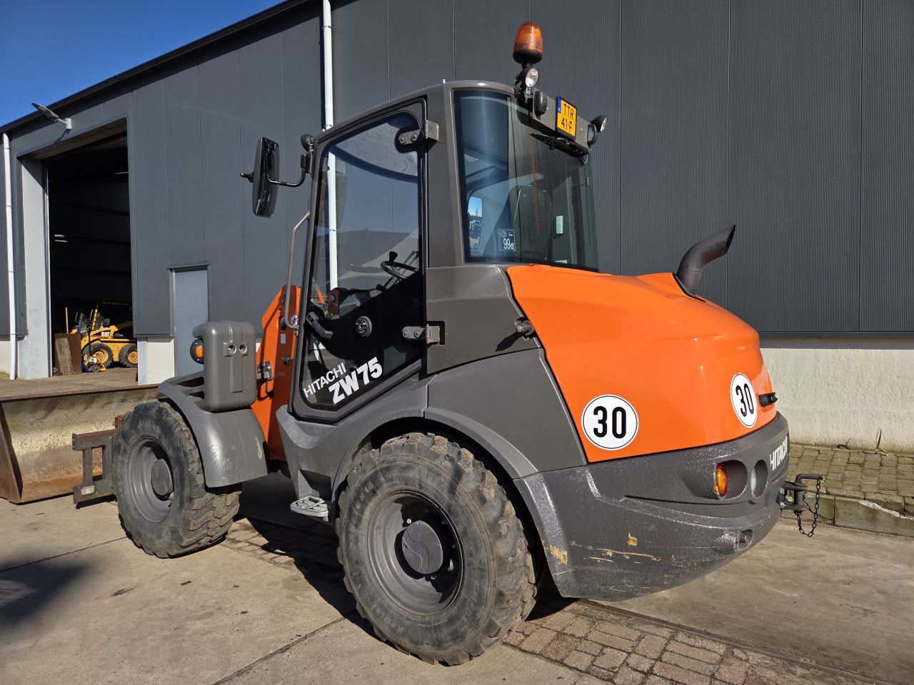 Hitachi ZW75 shovel 1212uur 30km