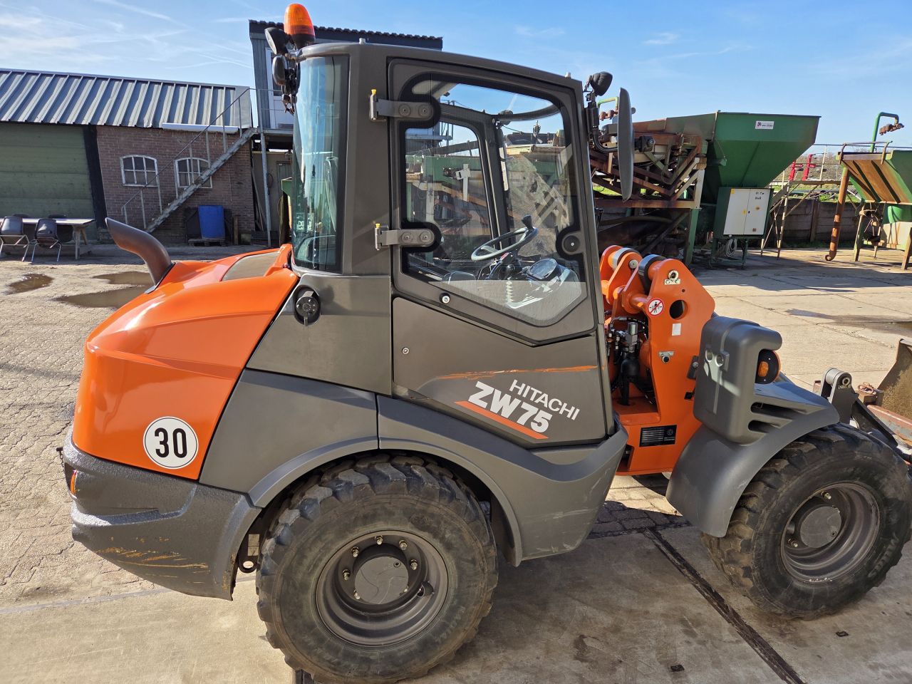 Hitachi ZW75 shovel 1212uur 30km