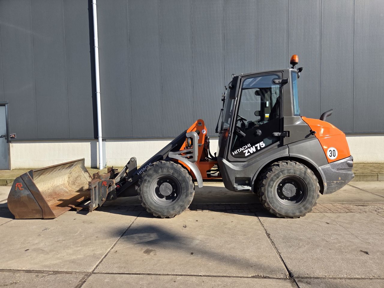 Hitachi ZW75 shovel 1212uur 30km