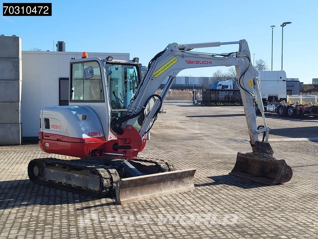 Takeuchi TB250-2