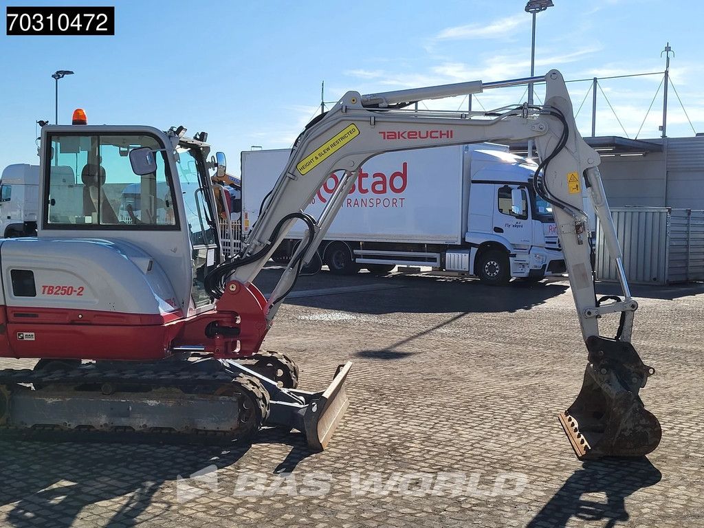 Takeuchi TB250-2