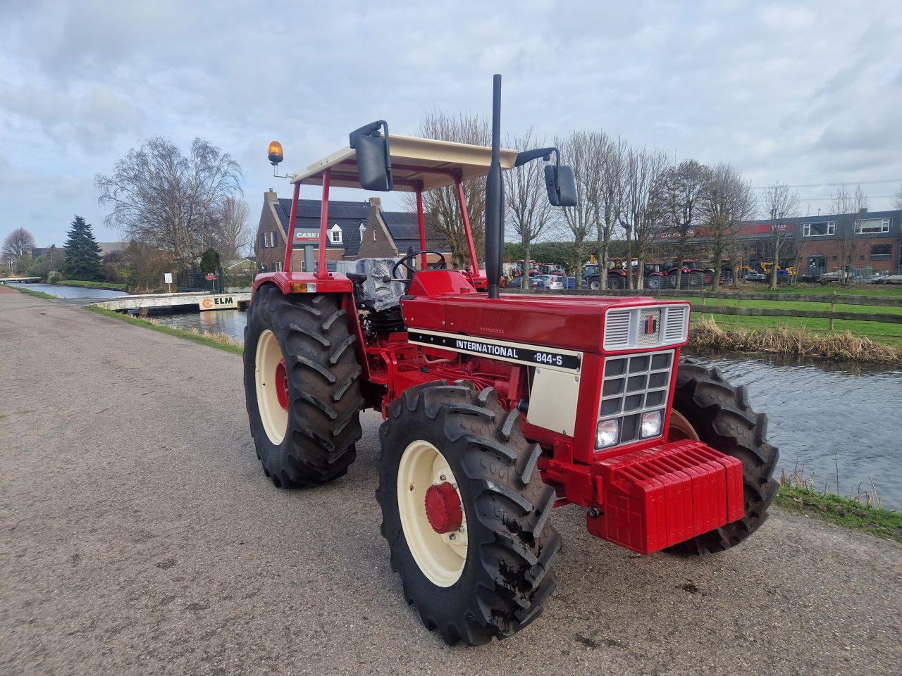 International 844-S 4x4