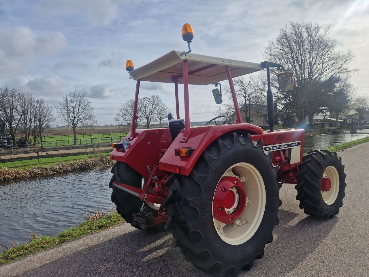 International 844-S 4x4