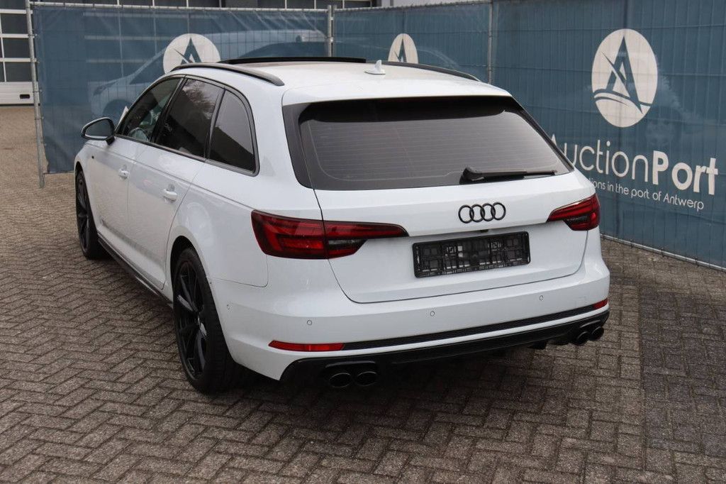 Station wagon Audi A4 Avant Hybrid 245 hp 2019