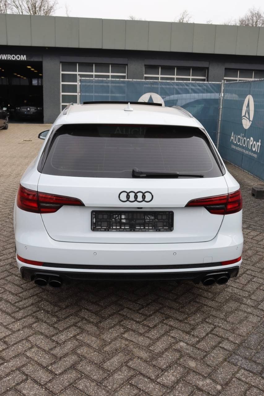 Station wagon Audi A4 Avant Hybrid 245 hp 2019