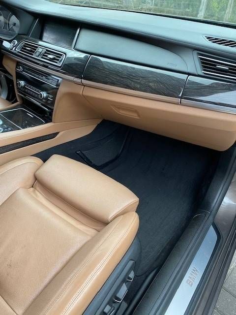 Passenger car BMW 740d Diesel 313 hp 2013 (Margin)