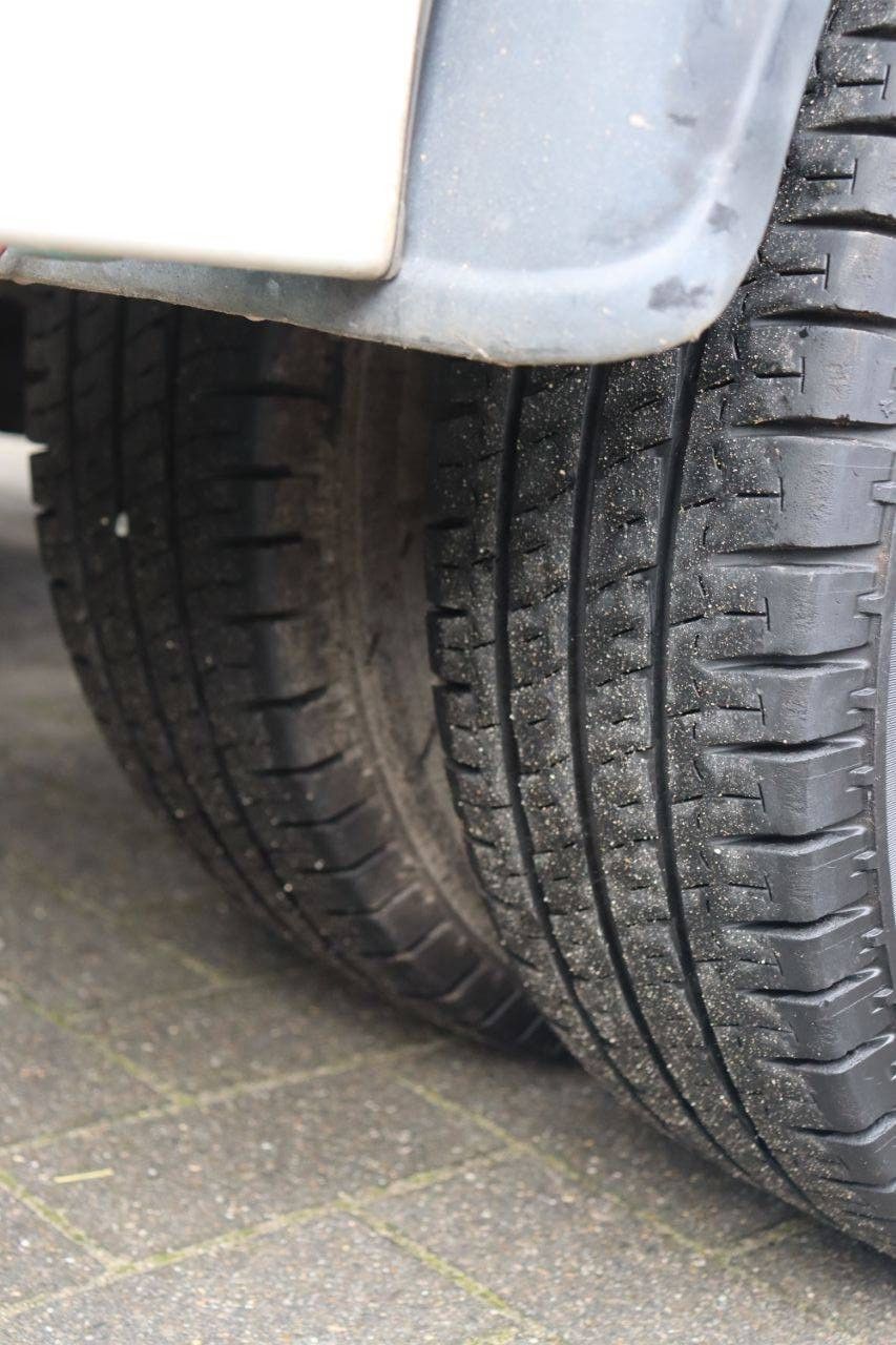 Sattelzugmaschine Renault Mascott Diesel 107 kW, Baujahr 2003, mit Noyens-Anhänger