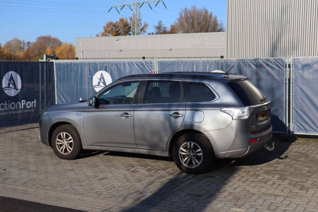 SUV Mitsubishi Outlander PHEV Hybrid 2014 (Margin)