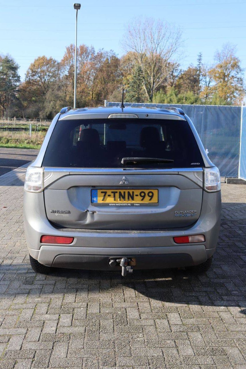 SUV Mitsubishi Outlander PHEV Hybrid 2014 (Margin)