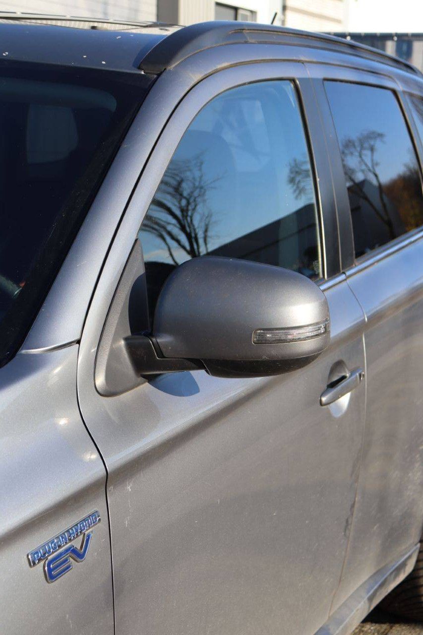 SUV Mitsubishi Outlander PHEV Hybrid 2014 (Margin)