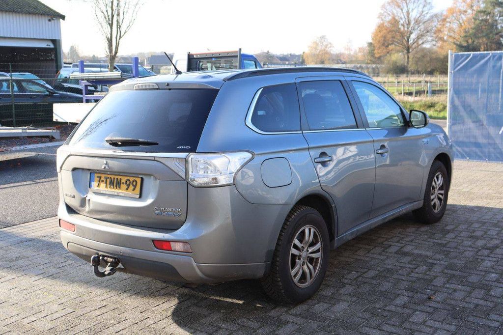 SUV Mitsubishi Outlander PHEV Hybrid 2014 (Margin)