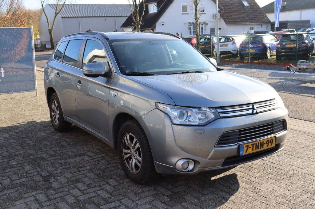 SUV Mitsubishi Outlander PHEV Hybrid 2014 (Margin)