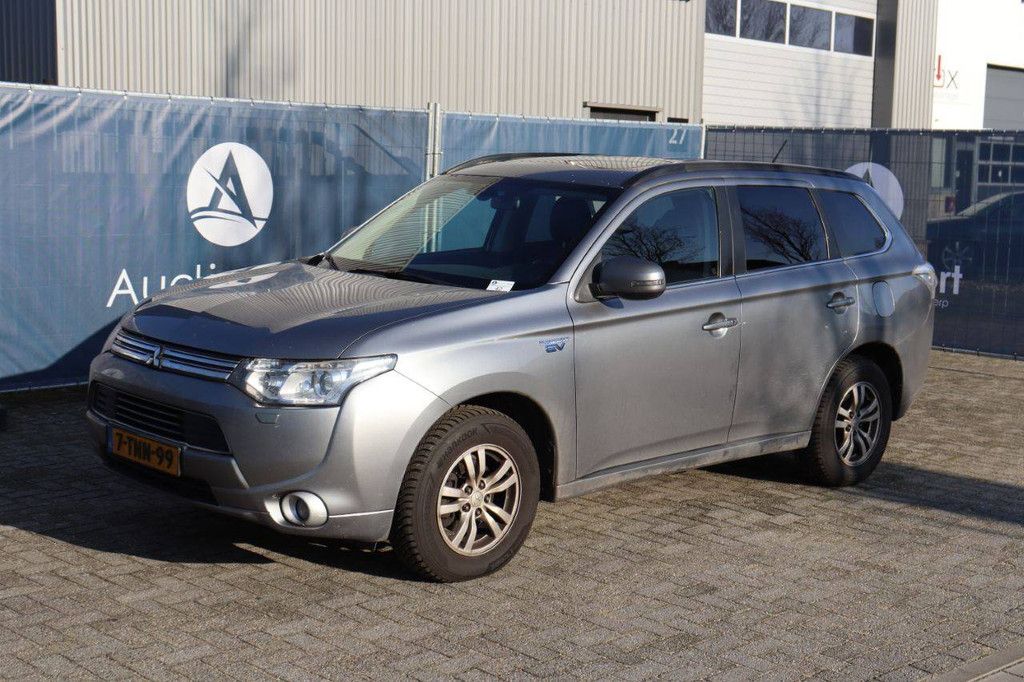 SUV Mitsubishi Outlander PHEV Hybrid 2014 (Margin)