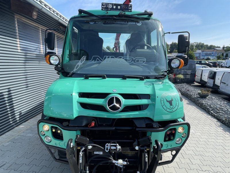 Mercedes-Benz Unimog U318 mit Kran, Gewicht 7500 kg, Blickfang, Sonderfarbe ,
