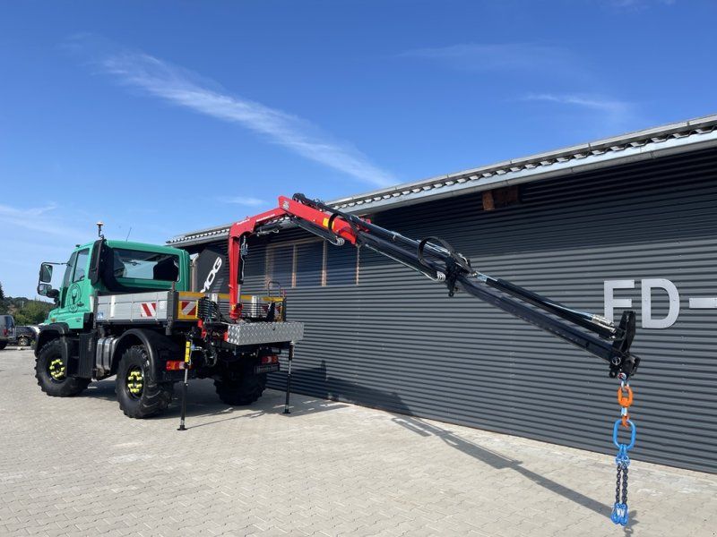 Mercedes-Benz Unimog U318 mit Kran, Gewicht 7500 kg, Blickfang, Sonderfarbe ,