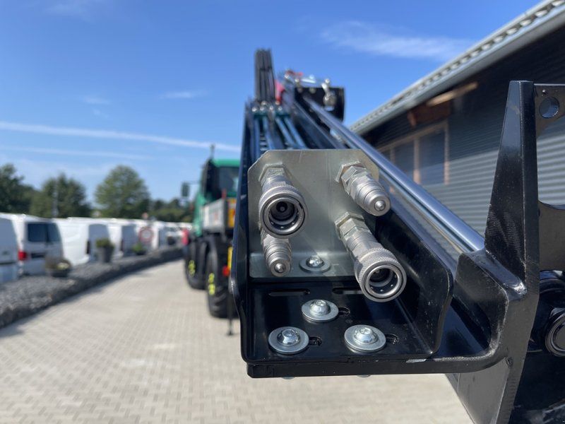 Mercedes-Benz Unimog U318 mit Kran, Gewicht 7500 kg, Blickfang, Sonderfarbe ,