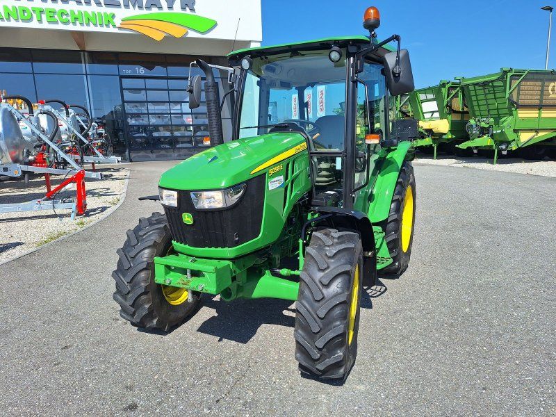 John Deere 5058E
