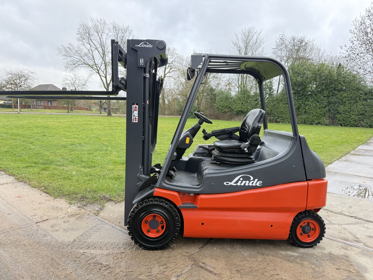 Linde 2500KG elektrische heftruck triplex 5M freelift Sideshift