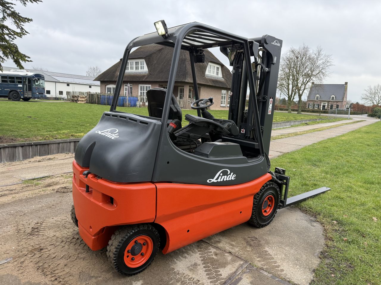 Linde 2500KG elektrische heftruck triplex 5M freelift Sideshift