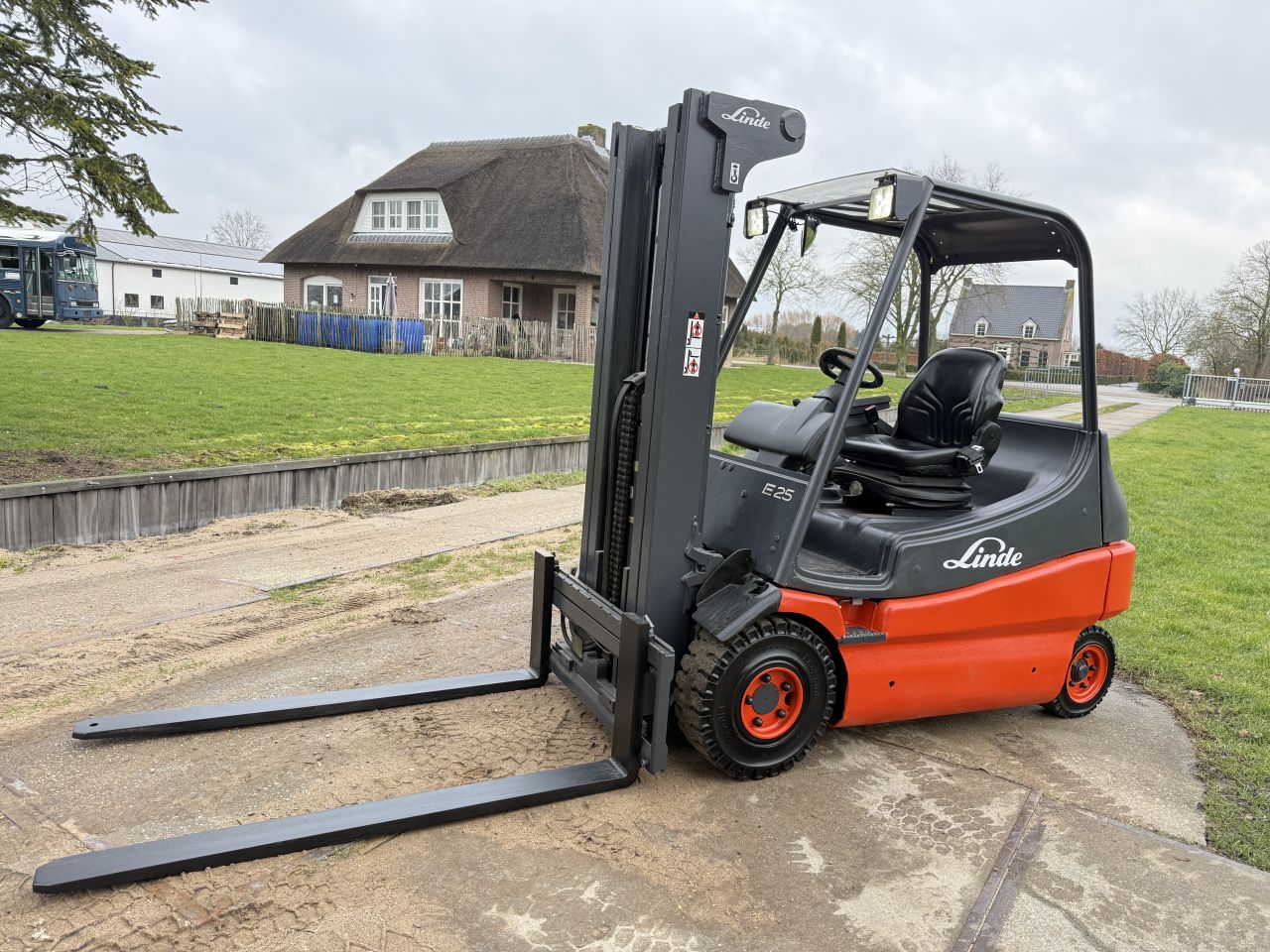 Linde 2500KG elektrische heftruck triplex 5M freelift Sideshift