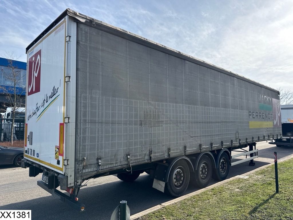 Fruehauf Tautliner Lift axle