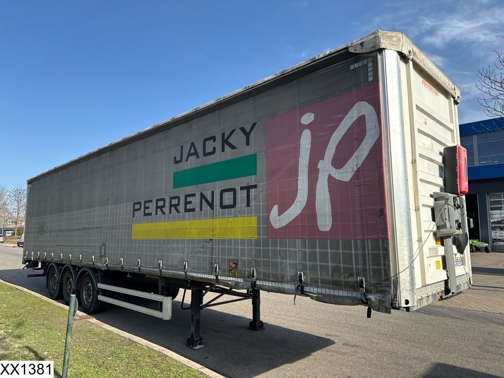 Fruehauf Tautliner Lift axle