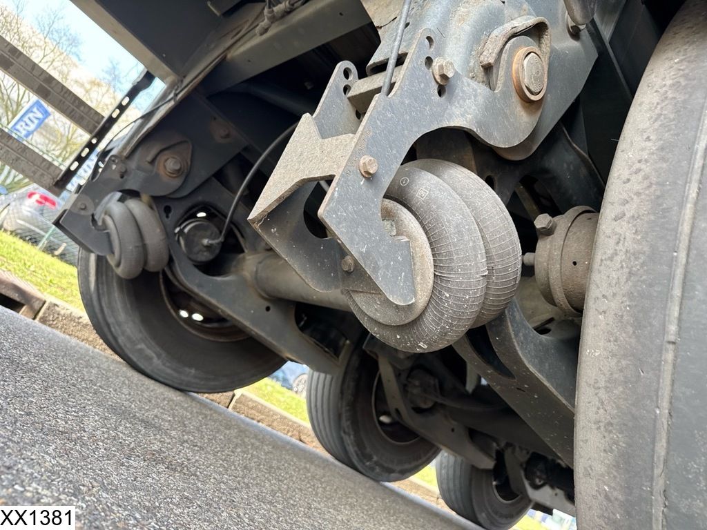 Fruehauf Tautliner Lift axle